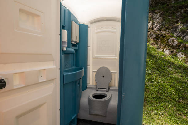 Porta potty delivery and setup in Akron, CO